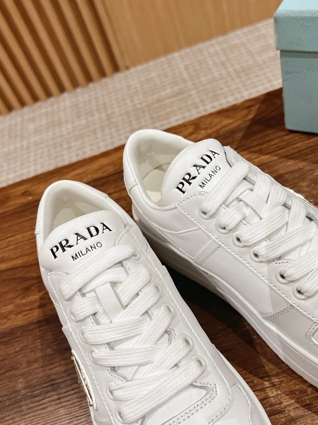 プラダ スニーカー レディース スーパーコピー 優良サイト 注目度No.1 入手困難 厚底モデル オールホワイト 上品な人気作_7