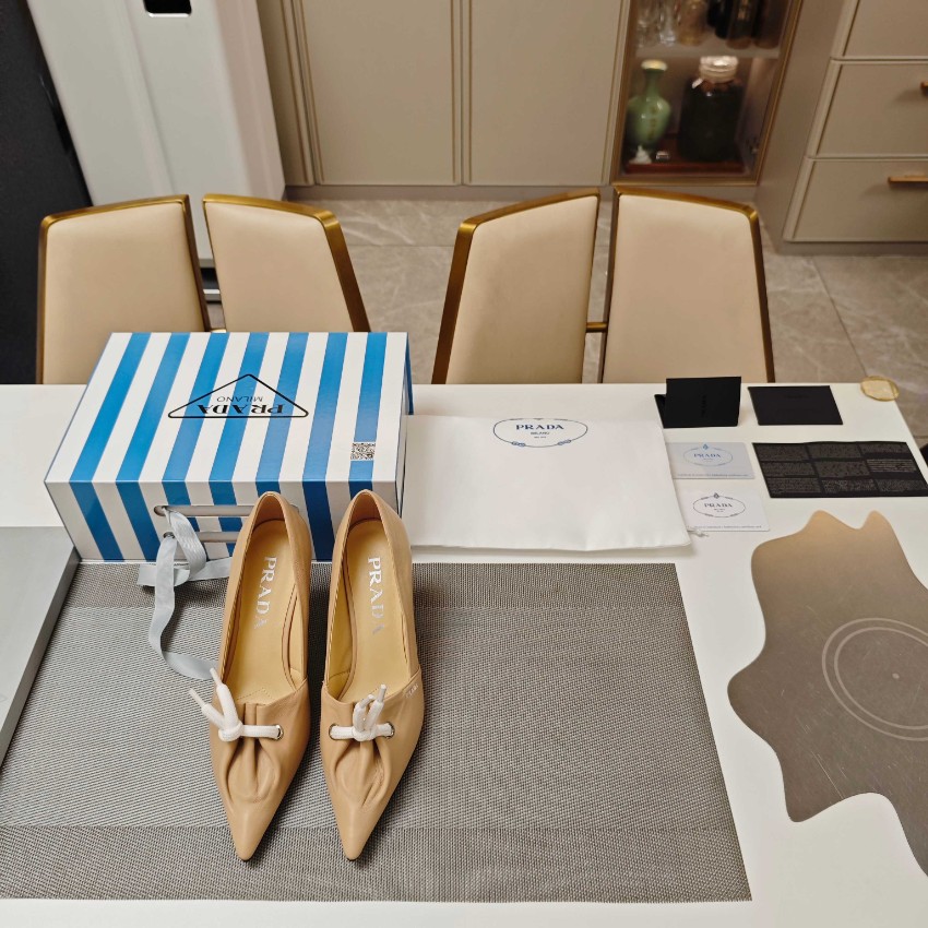 プラダ パンプス レディース ブランド コピー 安全通販 最新トレンド 高品質仕上げ ベージュ リボンデザイン 上品な一足_1