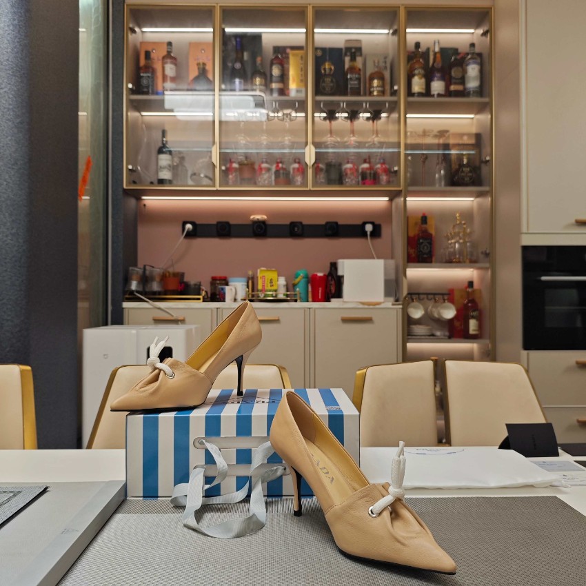 プラダ パンプス レディース ブランド コピー 安全通販 最新トレンド 高品質仕上げ ベージュ リボンデザイン 上品な一足_4