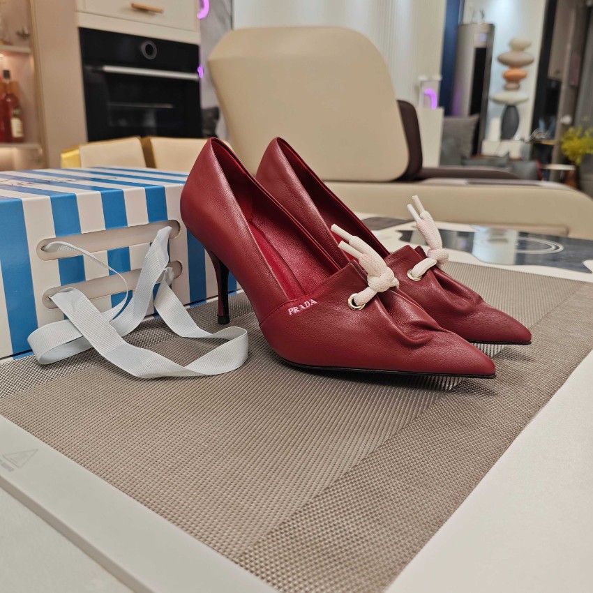 プラダ パンプス レディース 偽物 バレない再現度 上質素材使用 高リピート率 ボルドー リボン付き ポインテッドトゥ_2