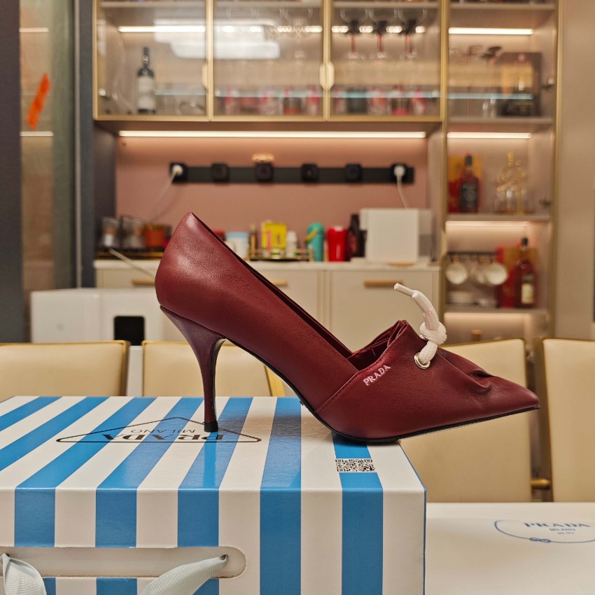 プラダ パンプス レディース 偽物 バレない再現度 上質素材使用 高リピート率 ボルドー リボン付き ポインテッドトゥ_5