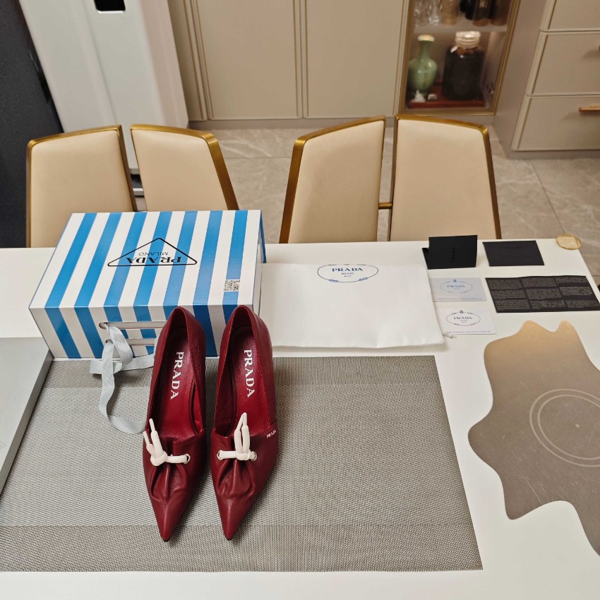 プラダ パンプス レディース 偽物 バレない再現度 上質素材使用 高リピート率 ボルドー リボン付き ポインテッドトゥ_4
