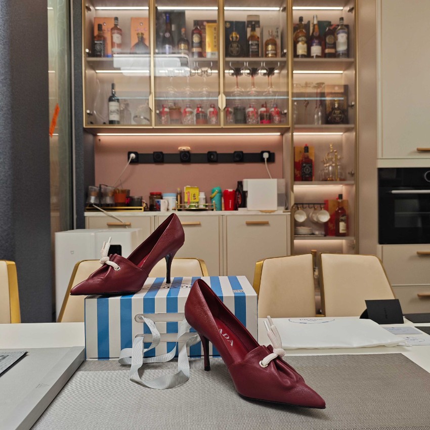 プラダ パンプス レディース 偽物 バレない再現度 上質素材使用 高リピート率 ボルドー リボン付き ポインテッドトゥ_3