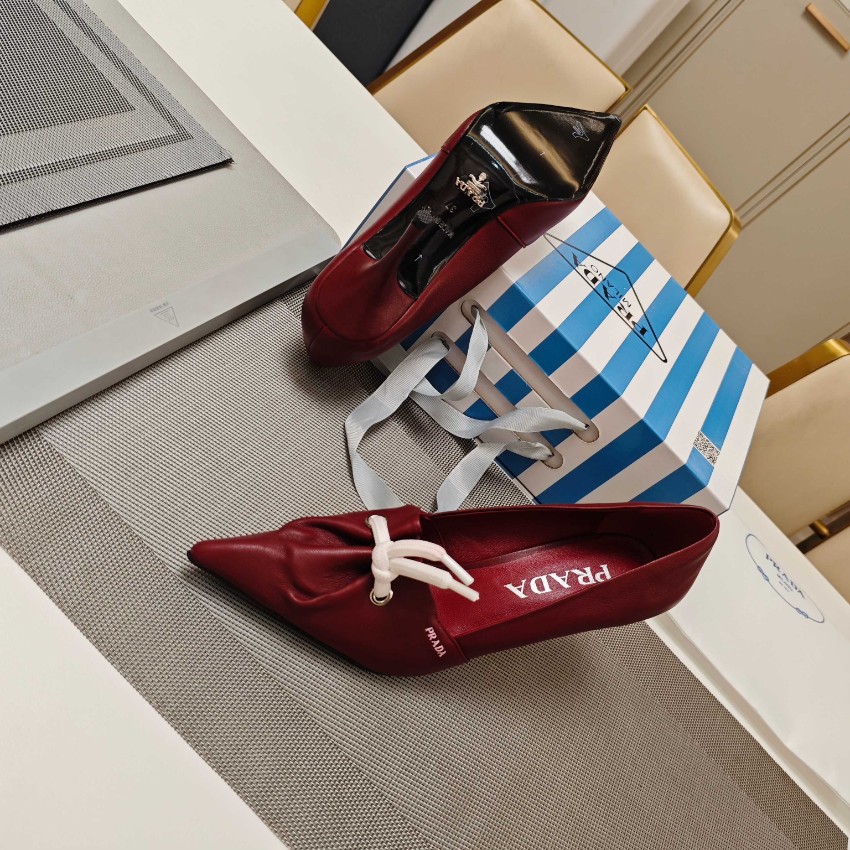 プラダ パンプス レディース 偽物 バレない再現度 上質素材使用 高リピート率 ボルドー リボン付き ポインテッドトゥ_7