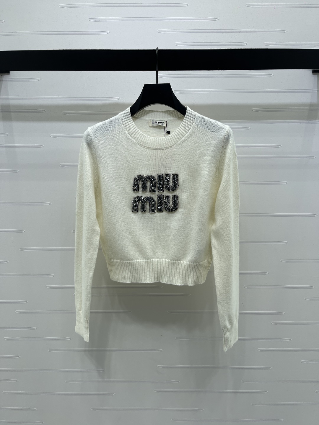 ミュウミュウ ロゴビジュー クルーネック ニット セーター ホワイト ブランド コピー 上質感 高級ウール素材 快適な着心地 即納対応_2