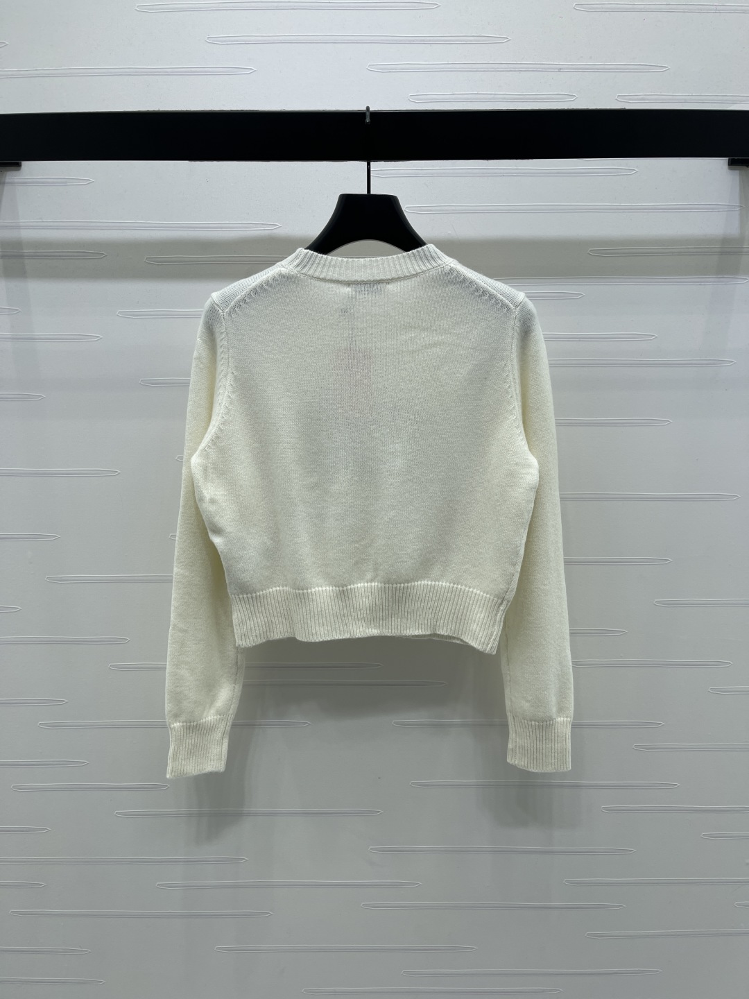 ミュウミュウ ロゴビジュー クルーネック ニット セーター ホワイト ブランド コピー 上質感 高級ウール素材 快適な着心地 即納対応_3