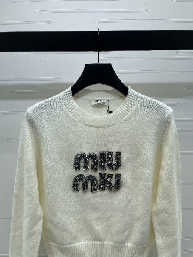 ミュウミュウ ロゴビジュー クルーネック ニット セーター ホワイト ブランド コピー 上質感 高級ウール素材 快適な着心地 即納対応_1