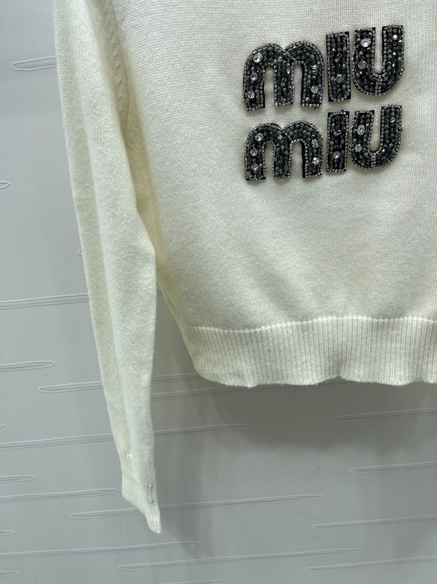 ミュウミュウ ロゴビジュー クルーネック ニット セーター ホワイト ブランド コピー 上質感 高級ウール素材 快適な着心地 即納対応_6