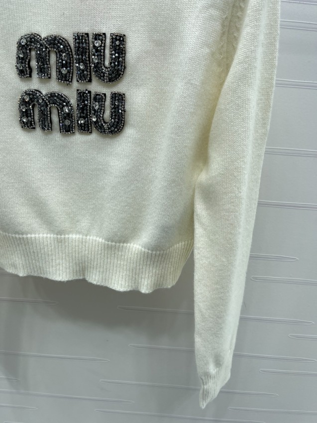 ミュウミュウ ロゴビジュー クルーネック ニット セーター ホワイト ブランド コピー 上質感 高級ウール素材 快適な着心地 即納対応_5