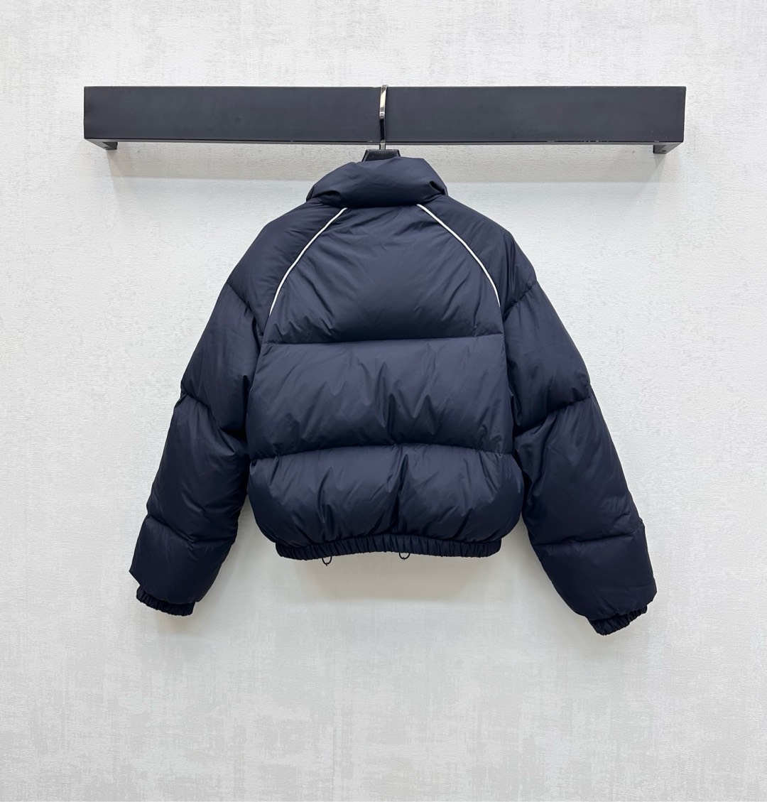 ミュウミュウ ダウン ジャケット 2025新作 ブランド コピー 高級感仕上げ 上質仕様 暖かさ抜群 安心サイト リピーター多数_3