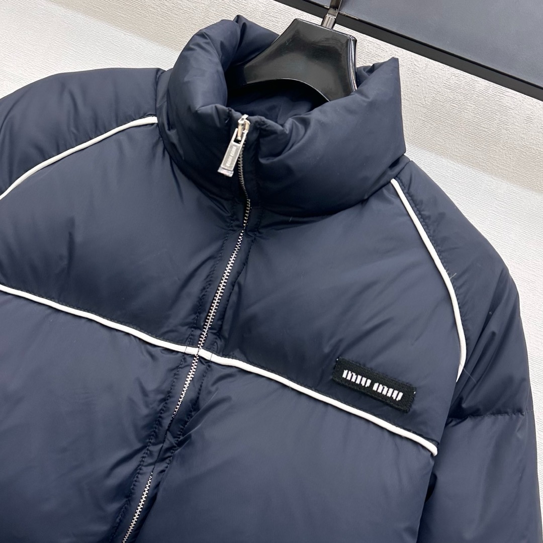 ミュウミュウ ダウン ジャケット 2025新作 ブランド コピー 高級感仕上げ 上質仕様 暖かさ抜群 安心サイト リピーター多数_4