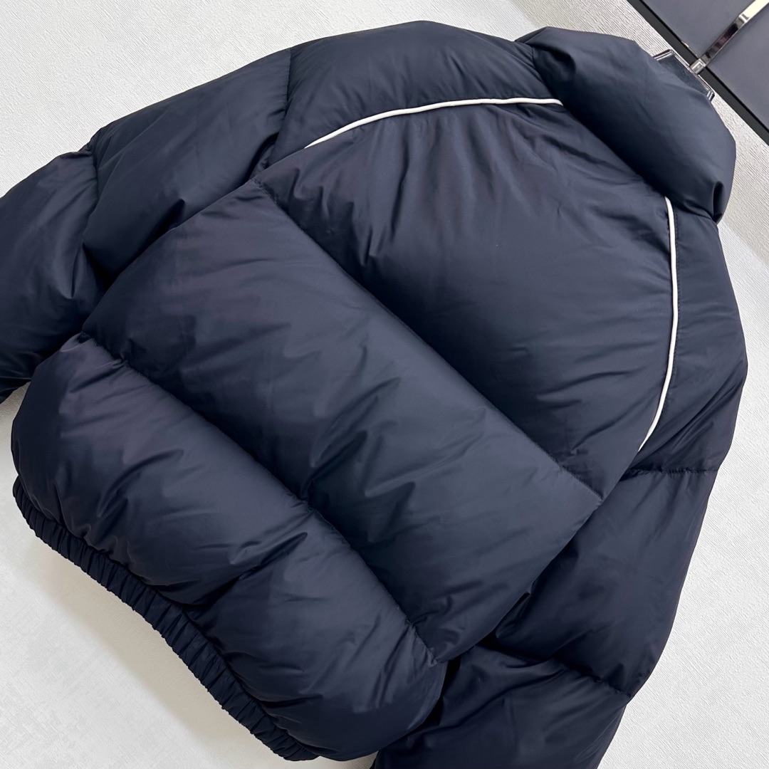 ミュウミュウ ダウン ジャケット 2025新作 ブランド コピー 高級感仕上げ 上質仕様 暖かさ抜群 安心サイト リピーター多数_5