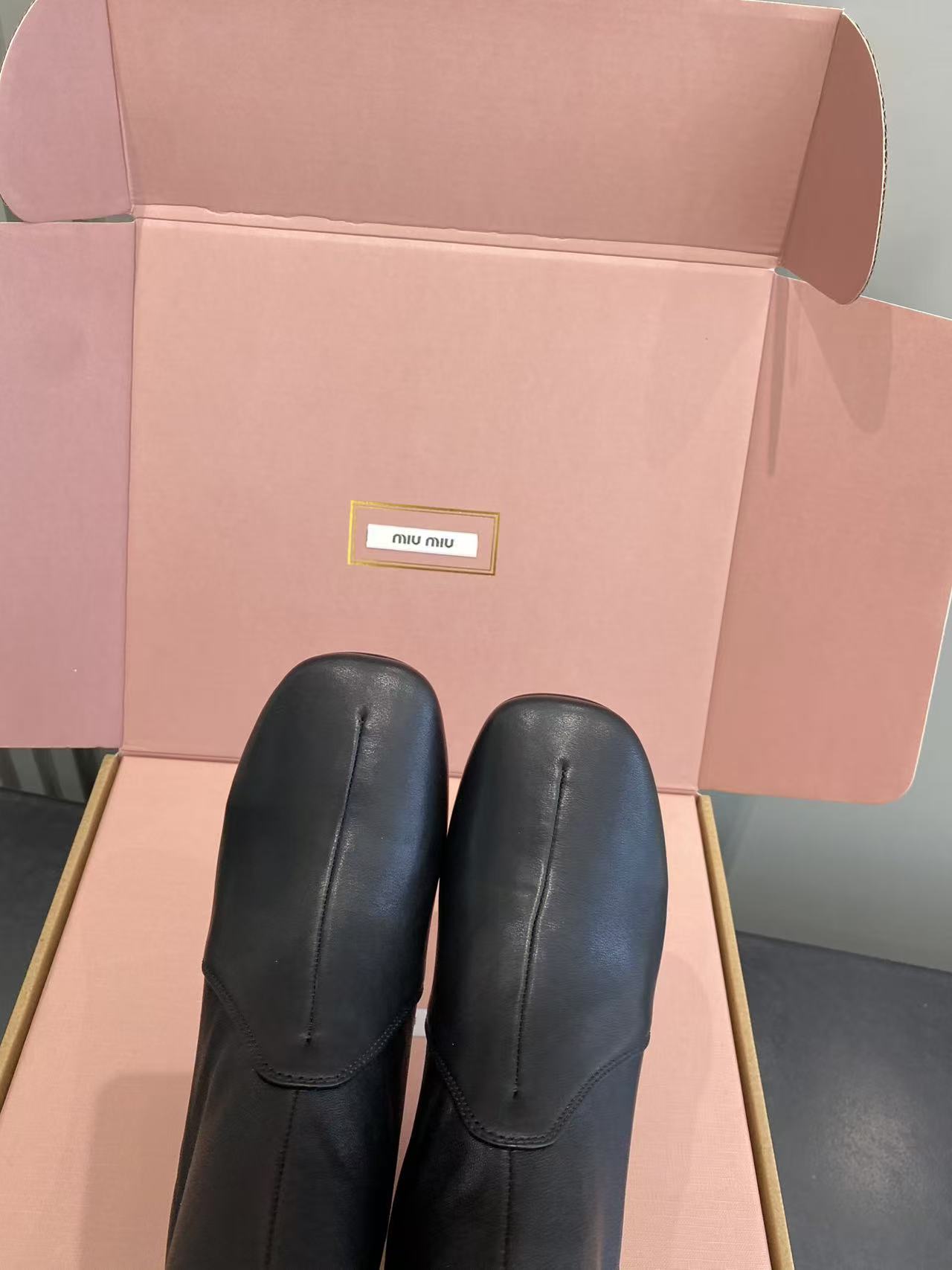 ミュウミュウ ショートブーツ 2025新作 激安屋口コミ 高評価 高級感仕上げ 精密ディテール 本格派モデル 安心サイト 発送保証_2