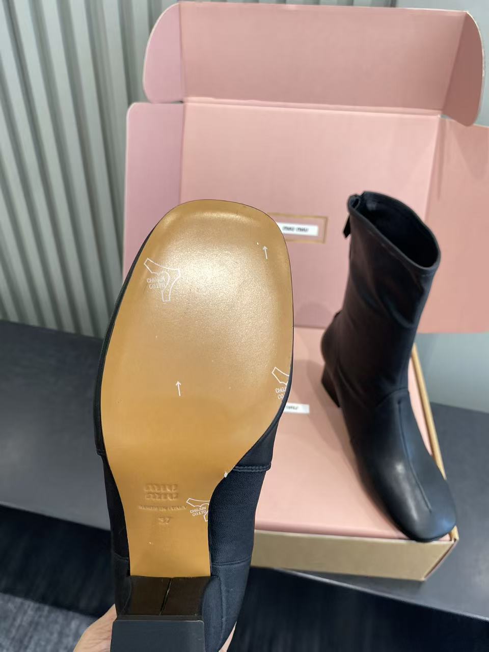 ミュウミュウ ショートブーツ 2025新作 激安屋口コミ 高評価 高級感仕上げ 精密ディテール 本格派モデル 安心サイト 発送保証_1