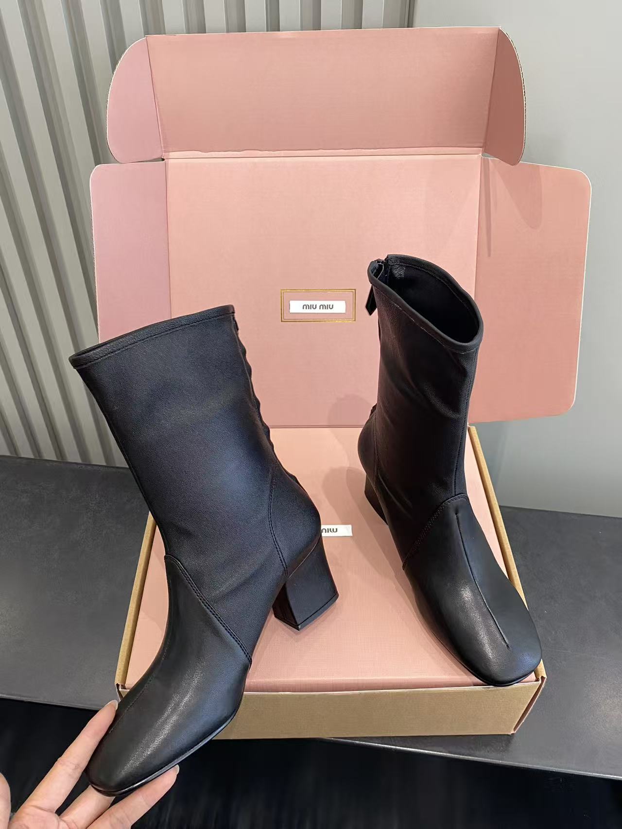 ミュウミュウ ショートブーツ 2025新作 激安屋口コミ 高評価 高級感仕上げ 精密ディテール 本格派モデル 安心サイト 発送保証_4