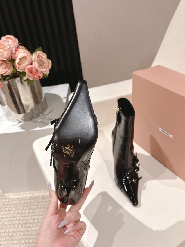 ミュウミュウ ブーツ 2025新作 偽物 バレない再現度 高級感仕上げ 本格派モデル 精密ディテール 安心サイト 発送保証_4