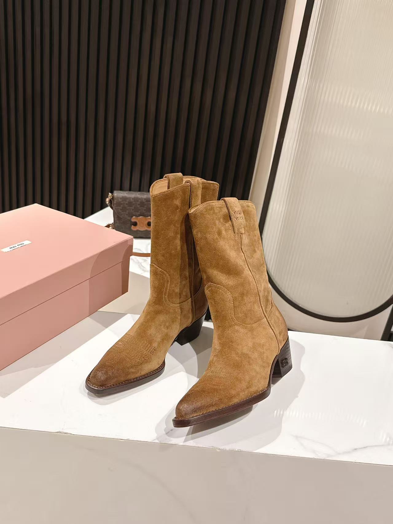 ミュウミュウ ショートブーツ 2025新作 偽物 バレない再現度 スエード仕様 高級感漂う 本格派モデル 丁寧な縫製 安心サイト_2