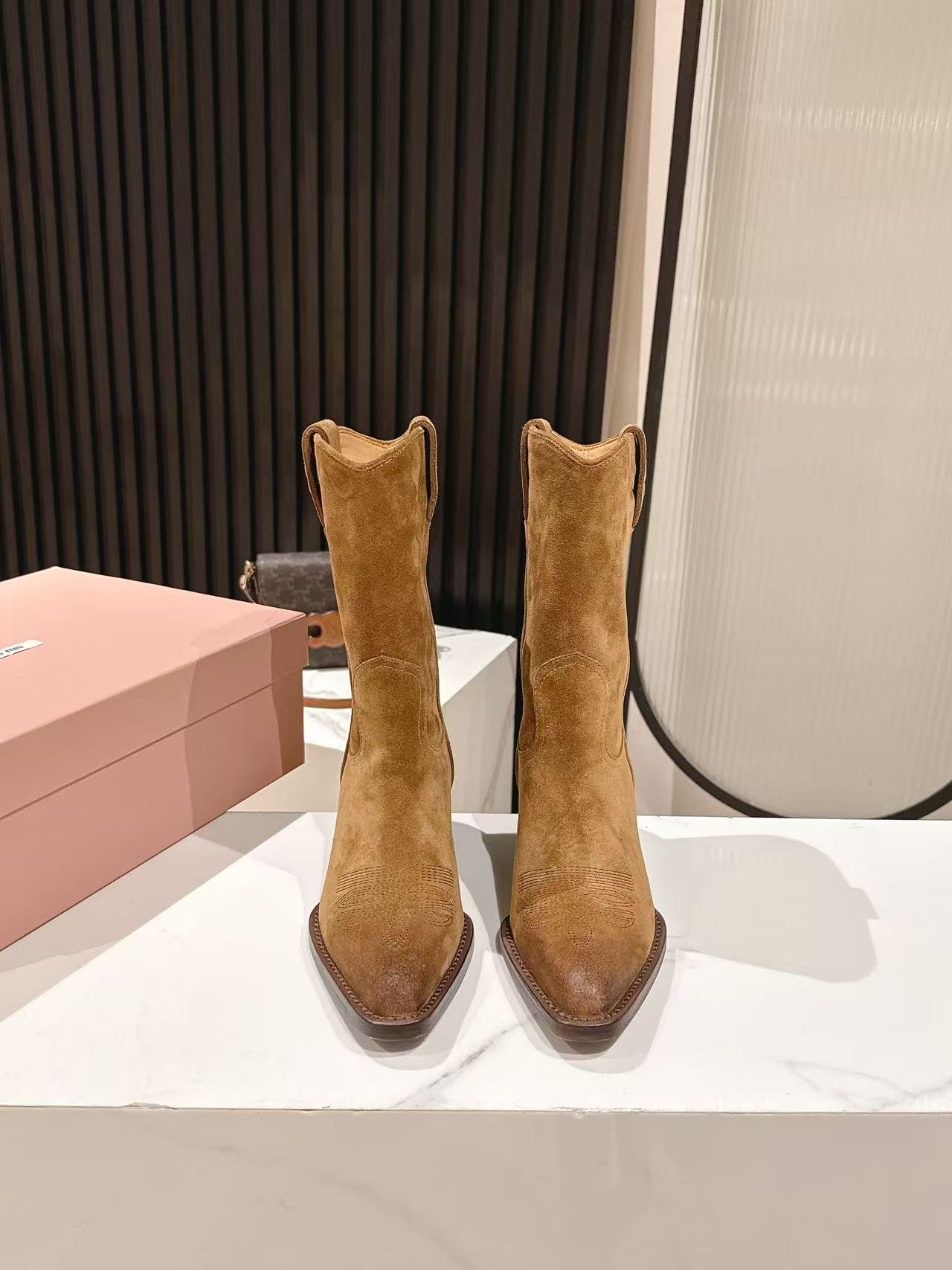 ミュウミュウ ショートブーツ 2025新作 偽物 バレない再現度 スエード仕様 高級感漂う 本格派モデル 丁寧な縫製 安心サイト_1