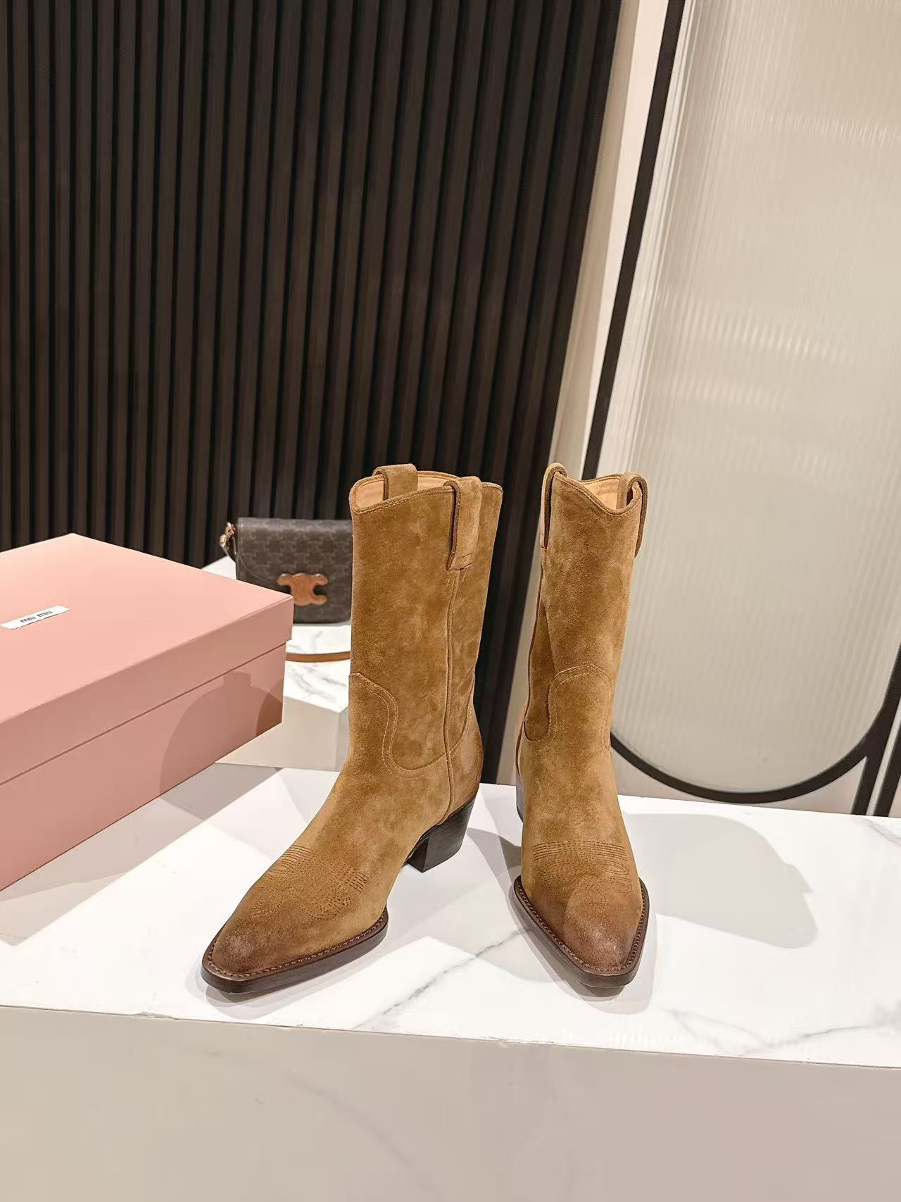 ミュウミュウ ショートブーツ 2025新作 偽物 バレない再現度 スエード仕様 高級感漂う 本格派モデル 丁寧な縫製 安心サイト_8