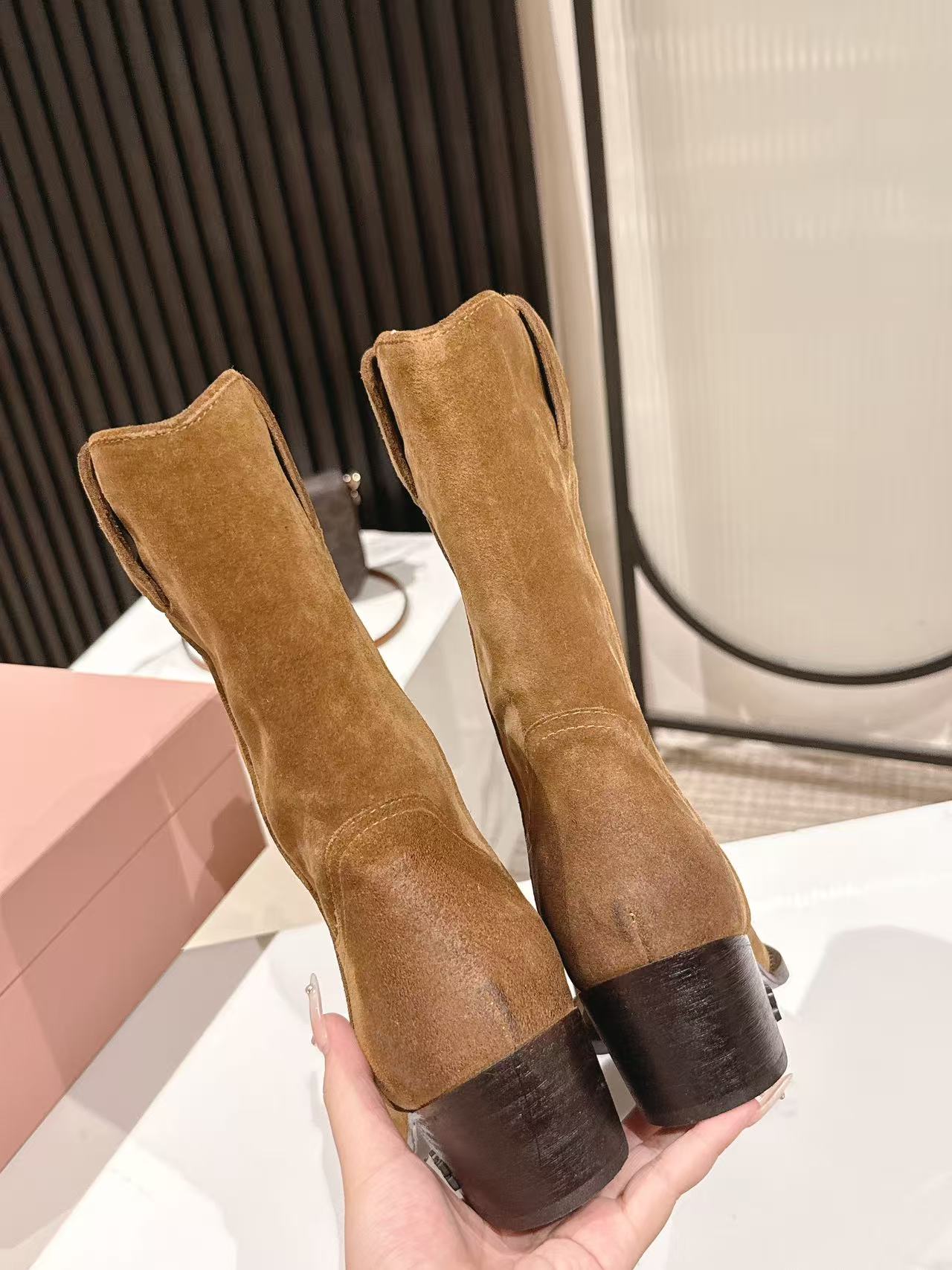 ミュウミュウ ショートブーツ 2025新作 偽物 バレない再現度 スエード仕様 高級感漂う 本格派モデル 丁寧な縫製 安心サイト_6