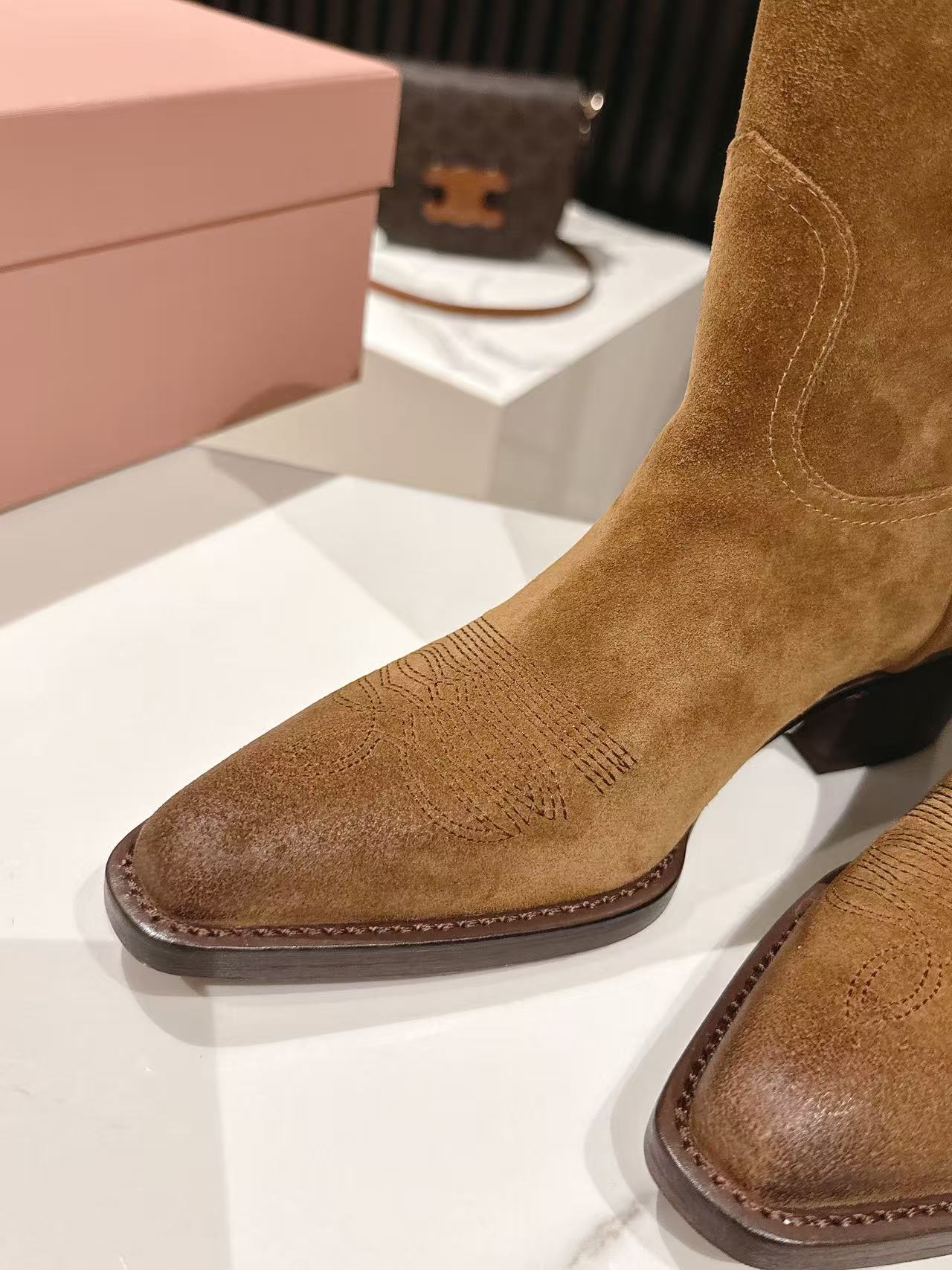 ミュウミュウ ショートブーツ 2025新作 偽物 バレない再現度 スエード仕様 高級感漂う 本格派モデル 丁寧な縫製 安心サイト_5