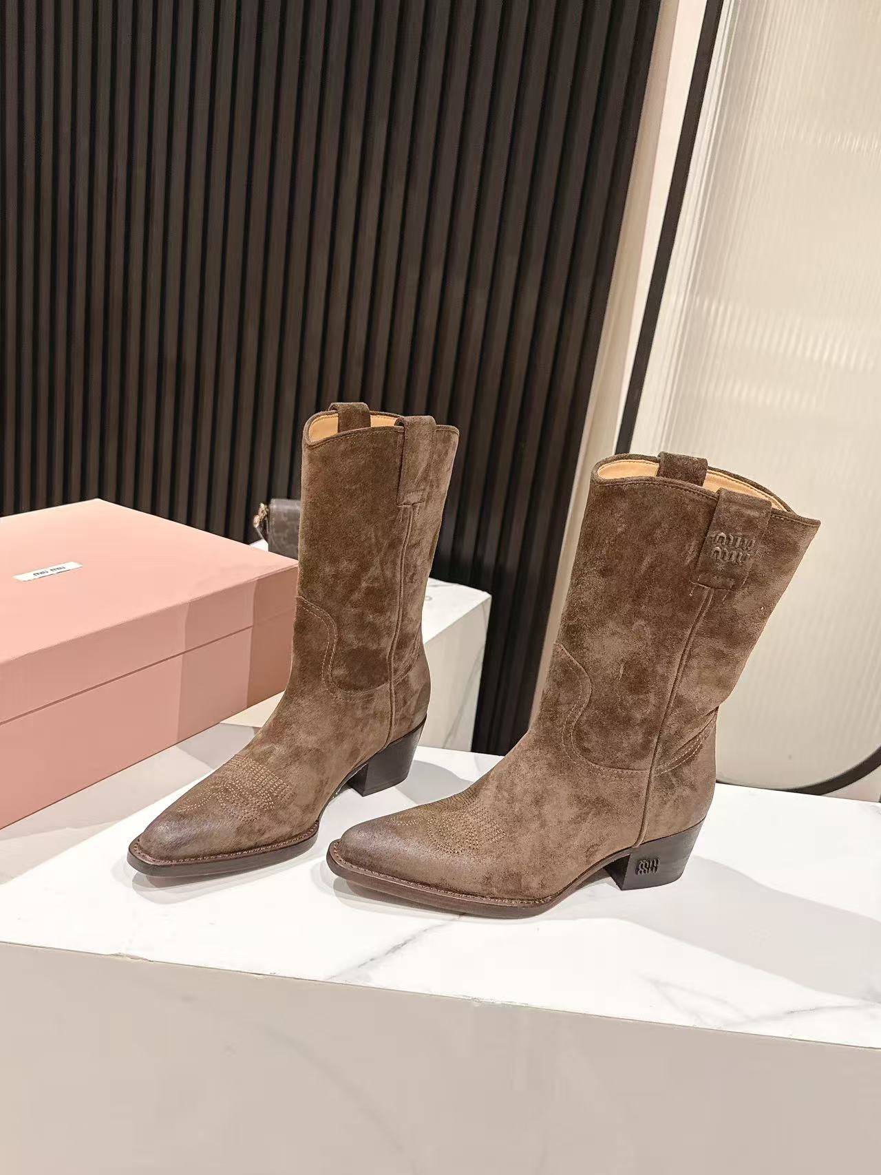 ミュウミュウ ショートブーツ 2025新作 優良サイト 高級スエード仕様 高再現度 本革使用 高級感漂う 丁寧な縫製 発送保証_2