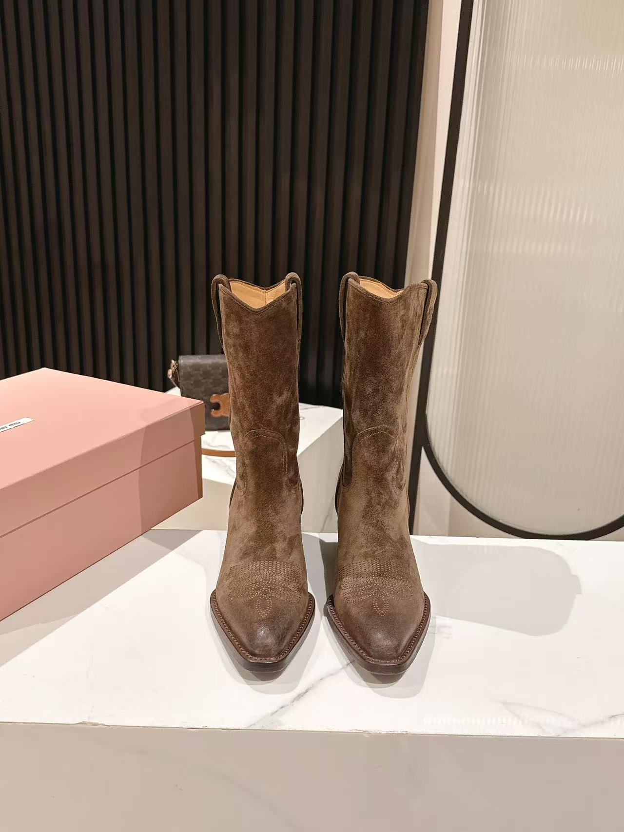 ミュウミュウ ショートブーツ 2025新作 優良サイト 高級スエード仕様 高再現度 本革使用 高級感漂う 丁寧な縫製 発送保証_6