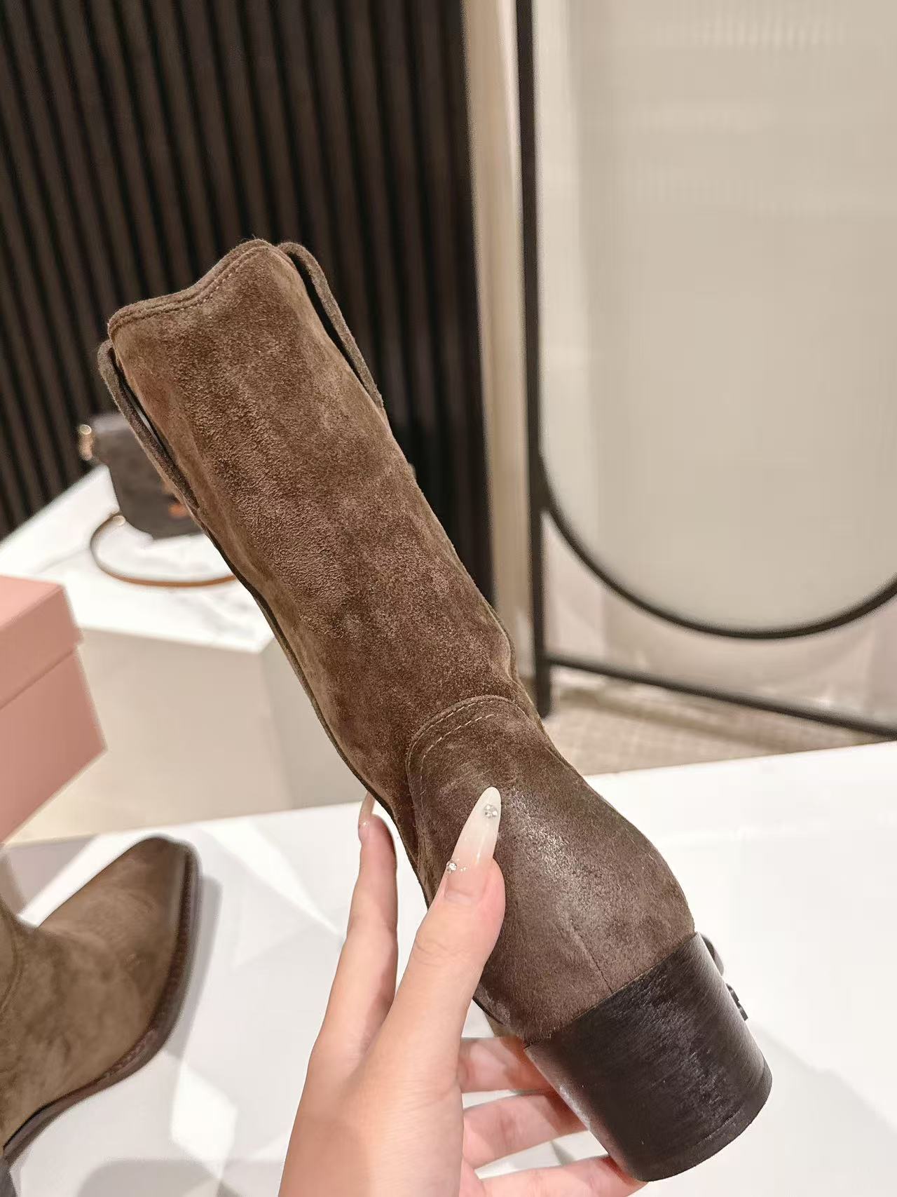 ミュウミュウ ショートブーツ 2025新作 優良サイト 高級スエード仕様 高再現度 本革使用 高級感漂う 丁寧な縫製 発送保証_5