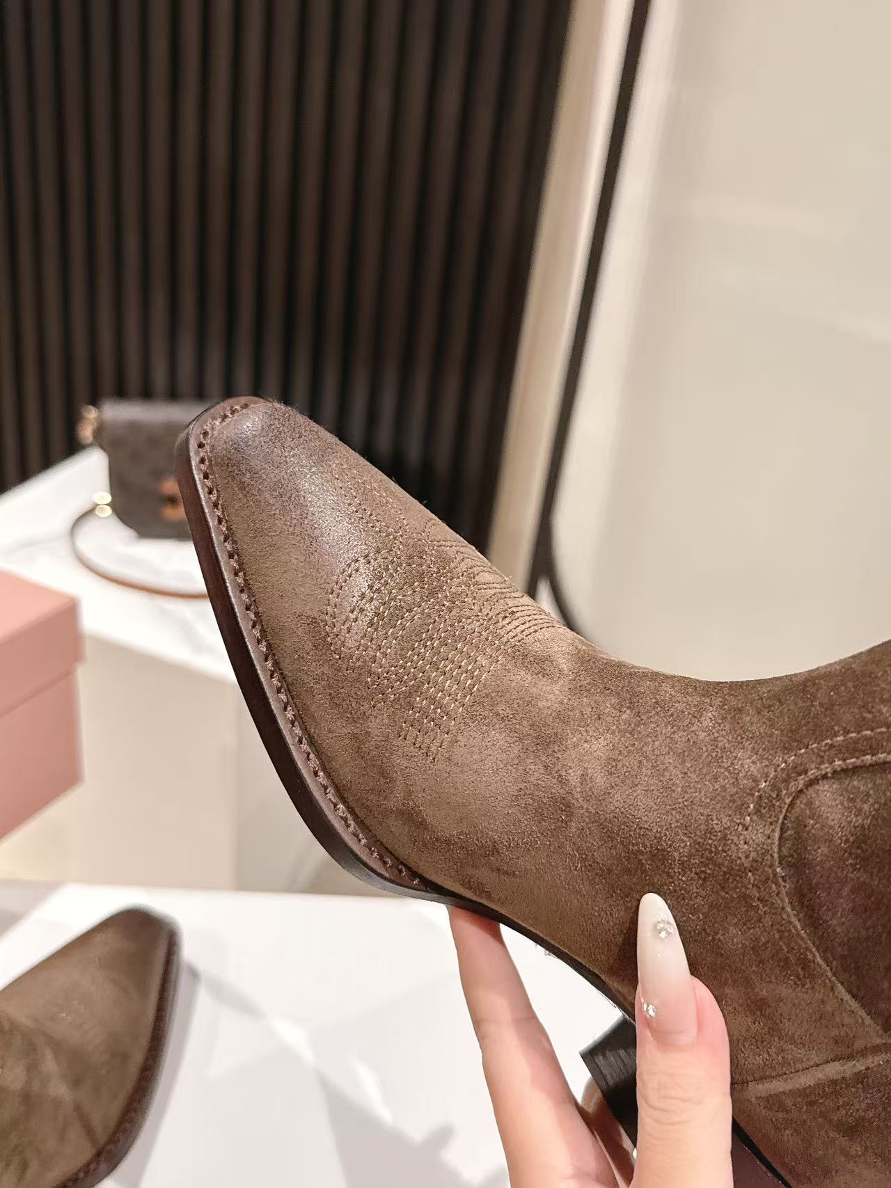 ミュウミュウ ショートブーツ 2025新作 優良サイト 高級スエード仕様 高再現度 本革使用 高級感漂う 丁寧な縫製 発送保証_3