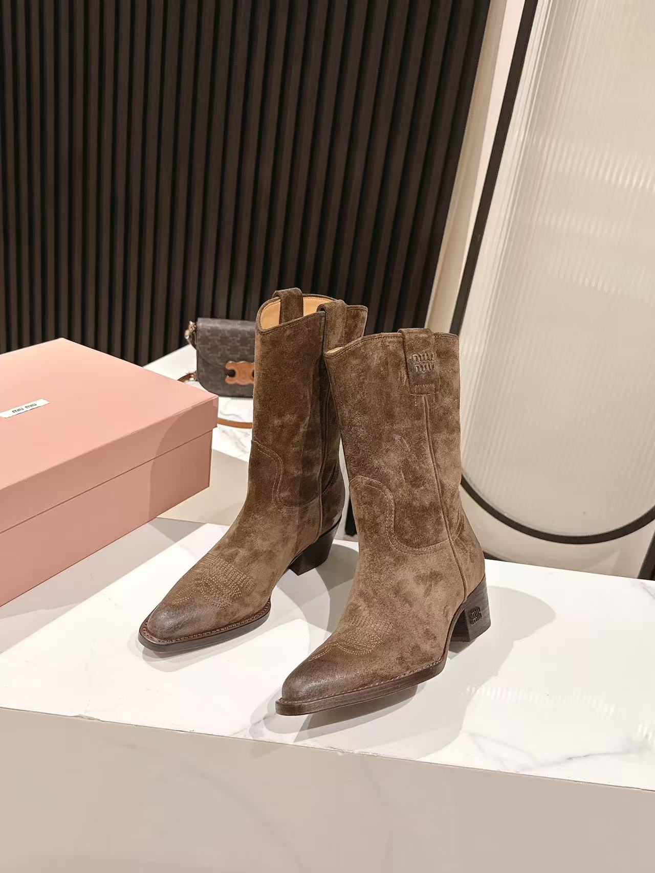 ミュウミュウ ショートブーツ 2025新作 優良サイト 高級スエード仕様 高再現度 本革使用 高級感漂う 丁寧な縫製 発送保証_7