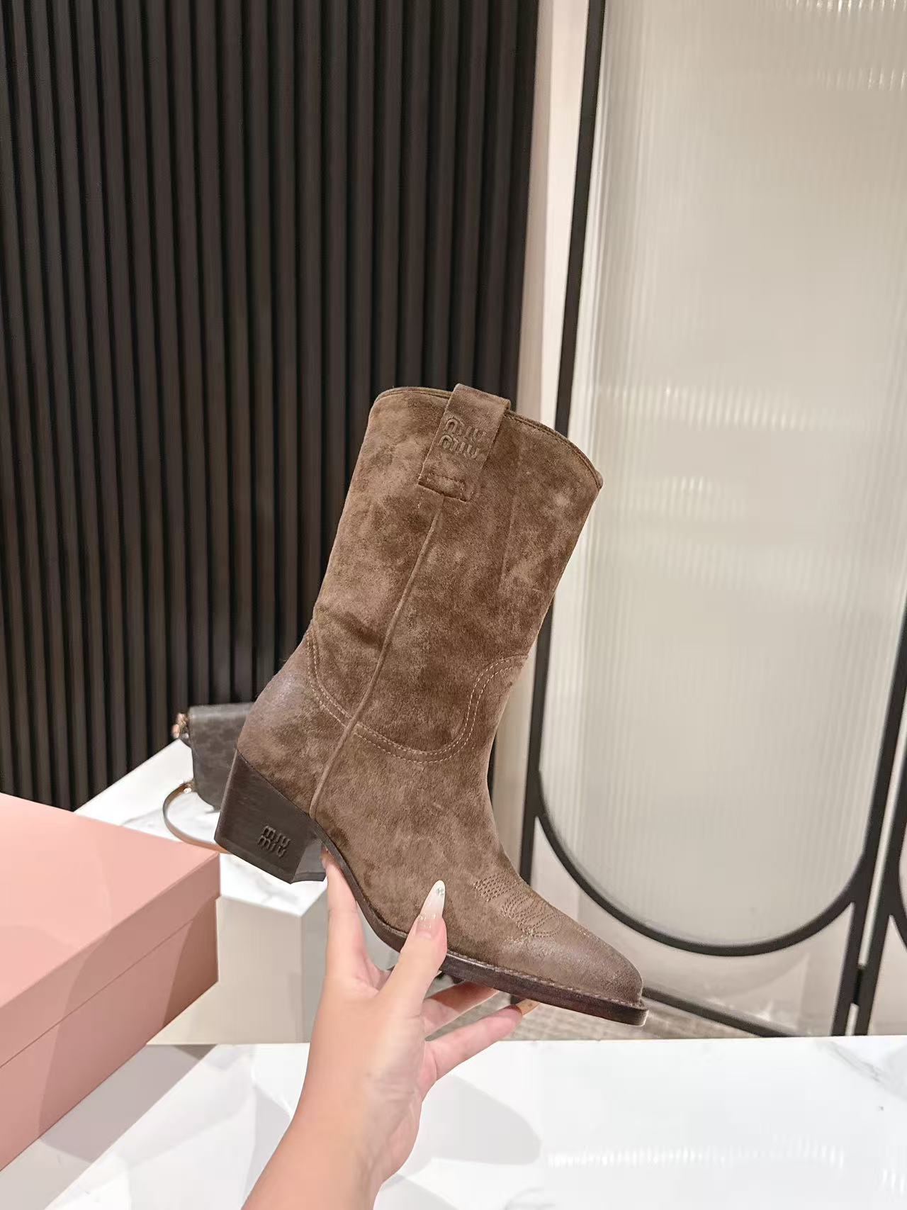 ミュウミュウ ショートブーツ 2025新作 優良サイト 高級スエード仕様 高再現度 本革使用 高級感漂う 丁寧な縫製 発送保証_8