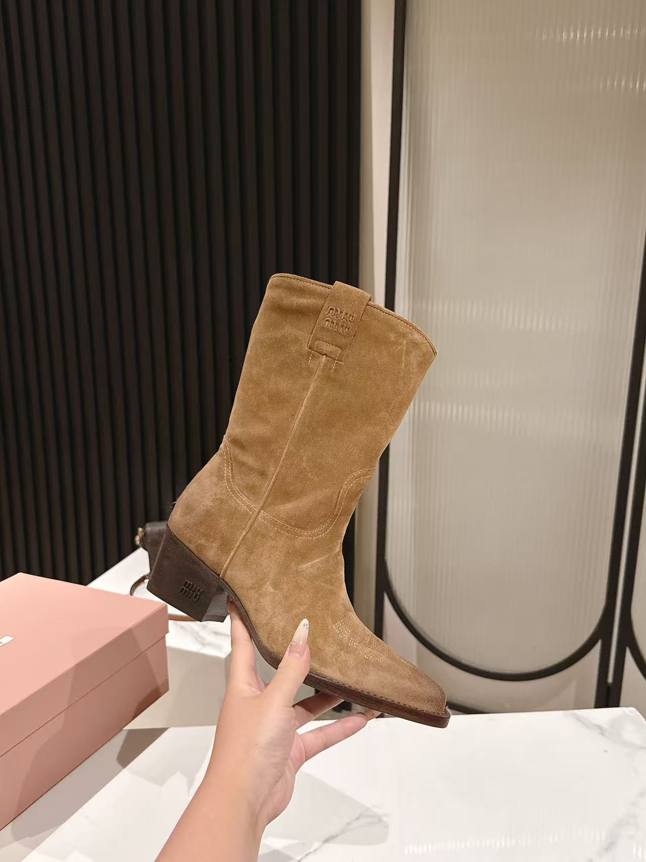 ミュウミュウ ショートブーツ 2025新作 コピー 激安通販 スエード素材 高級感漂う 高再現度モデル 本革仕様 発送保証_6