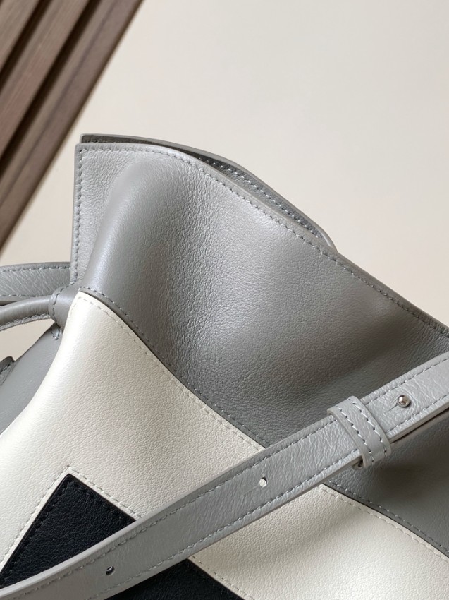 ロエベ 激安 ドローストリングバッグ 2025新作 高再現度モデル 上質感と高級感仕上げ 安心サイト 実店舗運営_6