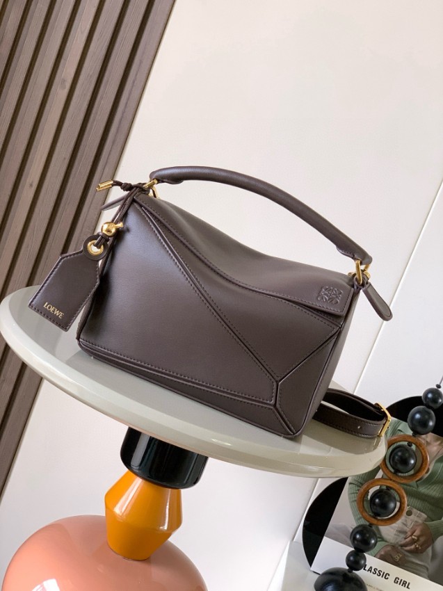 ロエベ コピー パズルバッグ 2025新作 高再現度と上質感が魅力 細部まで忠実な高級感仕上げ 安心サイト 実店舗運営_1