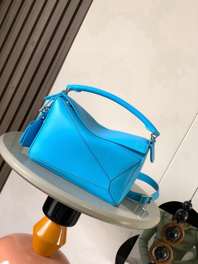 ロエベ スーパーコピー 優良サイト パズルバッグ 2025新作 高再現度で話題の限定カラー 上質カーフ使用 高級感仕上げ_1