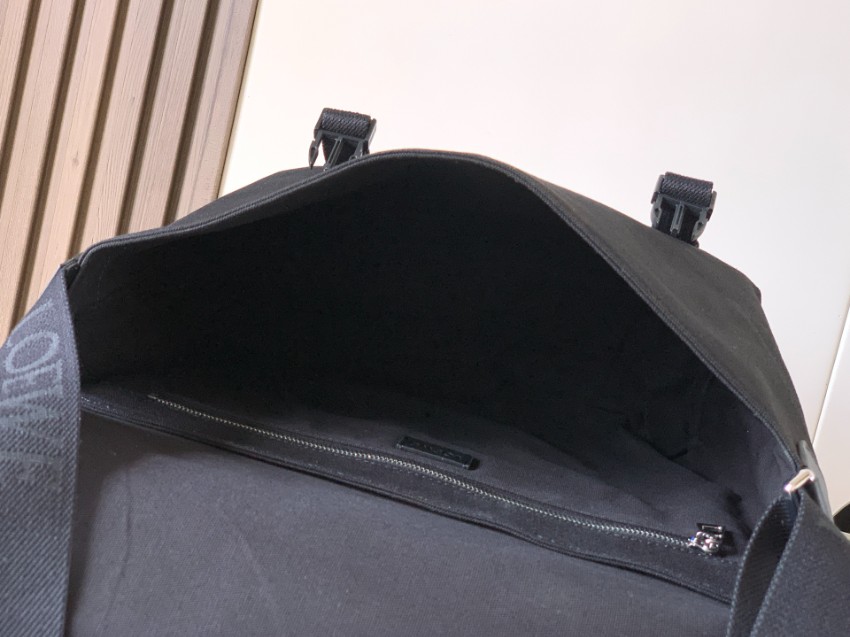 ロエベ ブランド コピー メッセンジャーバッグ 2025新作 高再現度と機能性を両立 上質素材使用 高級感仕上げ 安心サイト_4