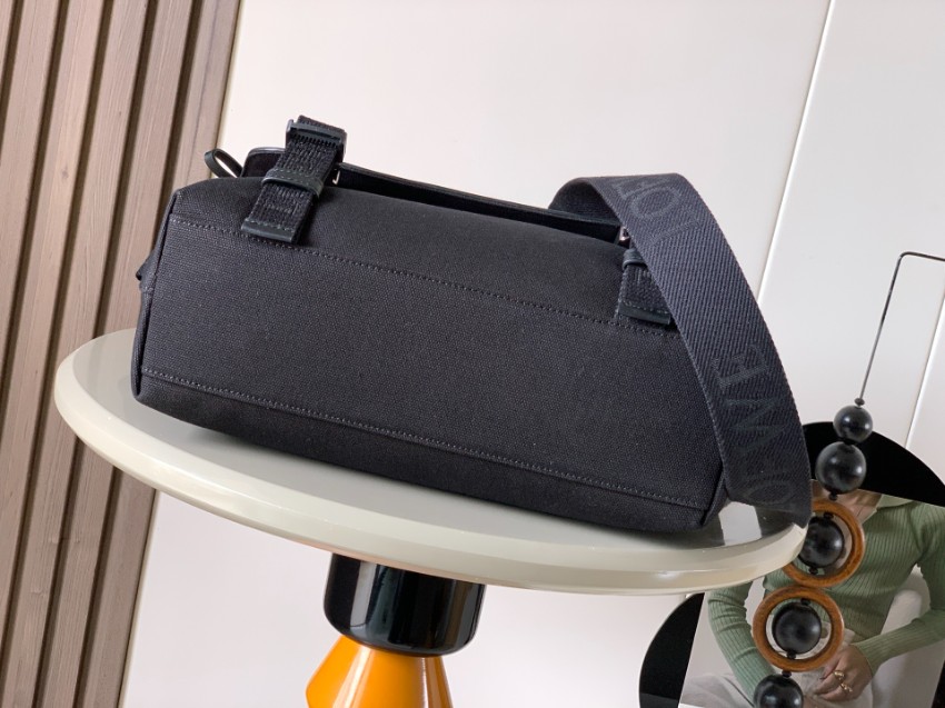 ロエベ ブランド コピー メッセンジャーバッグ 2025新作 高再現度と機能性を両立 上質素材使用 高級感仕上げ 安心サイト_3