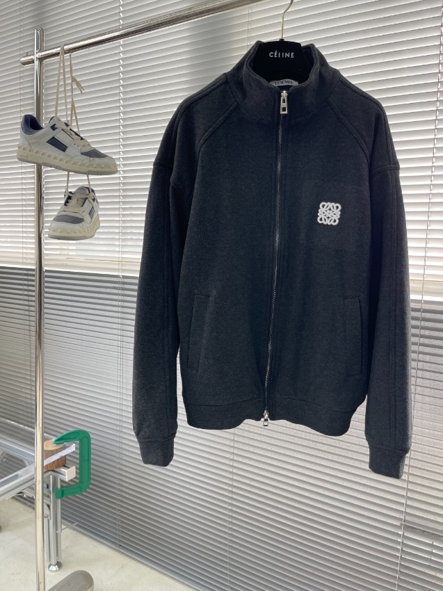 ロエベ 偽物 ジップジャケット 2025新作 高再現度で話題 通気性抜群 快適な着心地 丁寧な縫製 安心サイト 実店舗運営_1