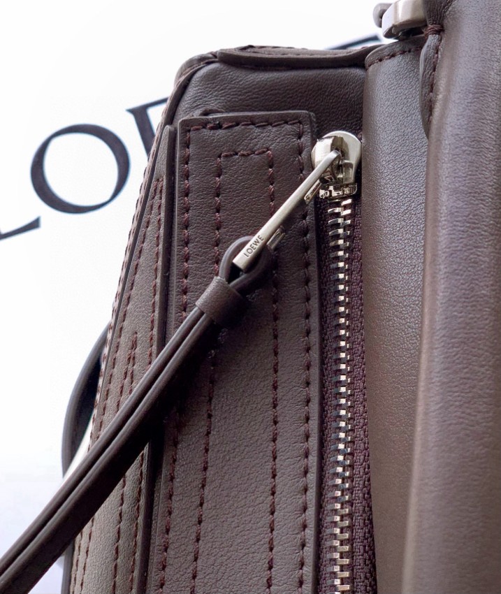 ロエベ 格安 パズルバッグ 2025新作 高再現度モデル ベルトデザインが魅力 上質カーフ使用 高級感仕上げ 安心サイト 実店舗運営_3