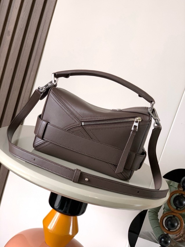 ロエベ 格安 パズルバッグ 2025新作 高再現度モデル ベルトデザインが魅力 上質カーフ使用 高級感仕上げ 安心サイト 実店舗運営_2