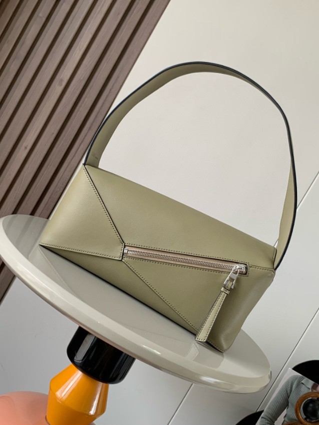 ロエベ パズル スモール バッグ 2025新作 高再現度 本革使用 精密ディテール 優良サイト 職人技術再現 上質感 満足度高い_1