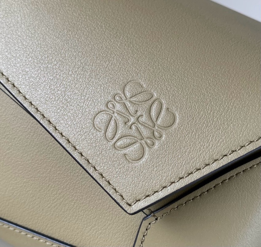 ロエベ パズル スモール バッグ 2025新作 高再現度 本革使用 精密ディテール 優良サイト 職人技術再現 上質感 満足度高い_3