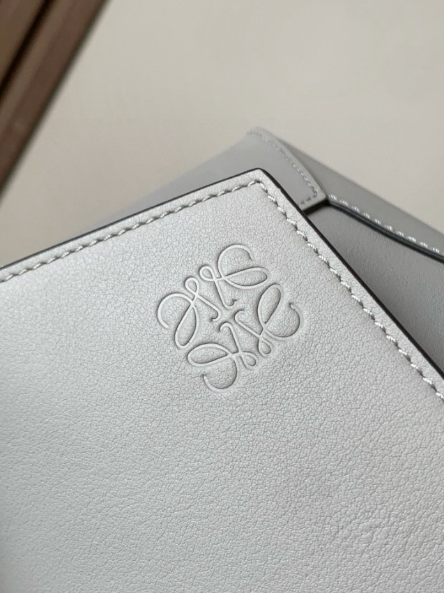 ロエベ パズル スモール バッグ 2025新作 激安屋口コミ 高再現度 本革使用 精密ディテール 職人技術再現 上質感 満足度高い_5