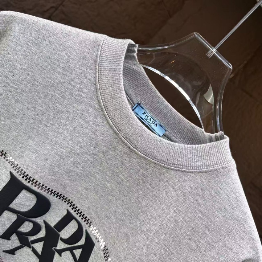 プラダ スウェット トレーナー 2025新作 コピー 男女兼用 快適な着心地 通気 肌触り良好 高再現度 丁寧な縫製 高級感仕上げ 安心サイト_2