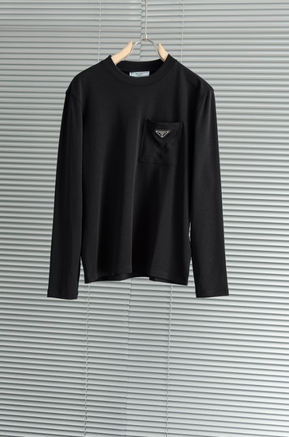 プラダ 長袖Tシャツ メンズ 2025新作 スーパーコピー 優良サイト 高再現度 胸ポケットロゴ 本革パッチ 高級感仕上げ ブラック 即納対応_1