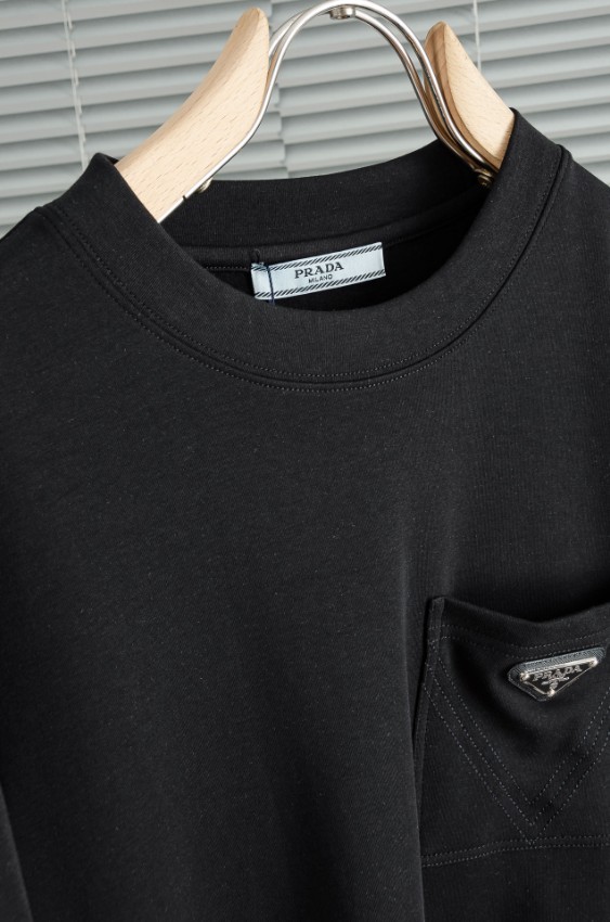 プラダ 長袖Tシャツ メンズ 2025新作 スーパーコピー 優良サイト 高再現度 胸ポケットロゴ 本革パッチ 高級感仕上げ ブラック 即納対応_3