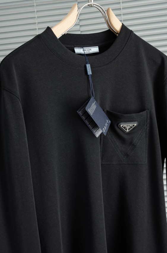 プラダ 長袖Tシャツ メンズ 2025新作 スーパーコピー 優良サイト 高再現度 胸ポケットロゴ 本革パッチ 高級感仕上げ ブラック 即納対応_4