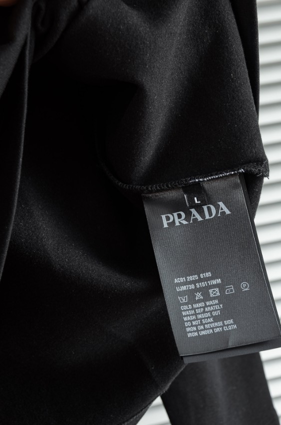 プラダ 長袖Tシャツ メンズ 2025新作 スーパーコピー 優良サイト 高再現度 胸ポケットロゴ 本革パッチ 高級感仕上げ ブラック 即納対応_7