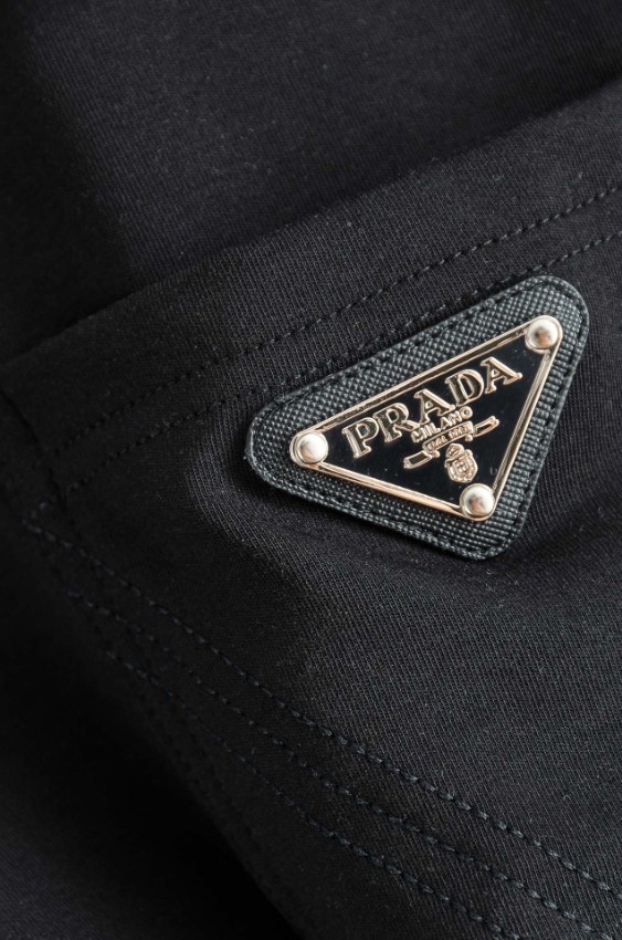 プラダ 長袖Tシャツ メンズ 2025新作 スーパーコピー 優良サイト 高再現度 胸ポケットロゴ 本革パッチ 高級感仕上げ ブラック 即納対応_8