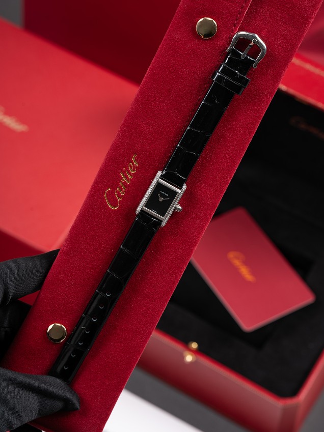 カルティエ 時計 レディース ブランド コピー 高品質 グリーンレザー タンクミニ ブラックフェイス ダイヤ装飾_5